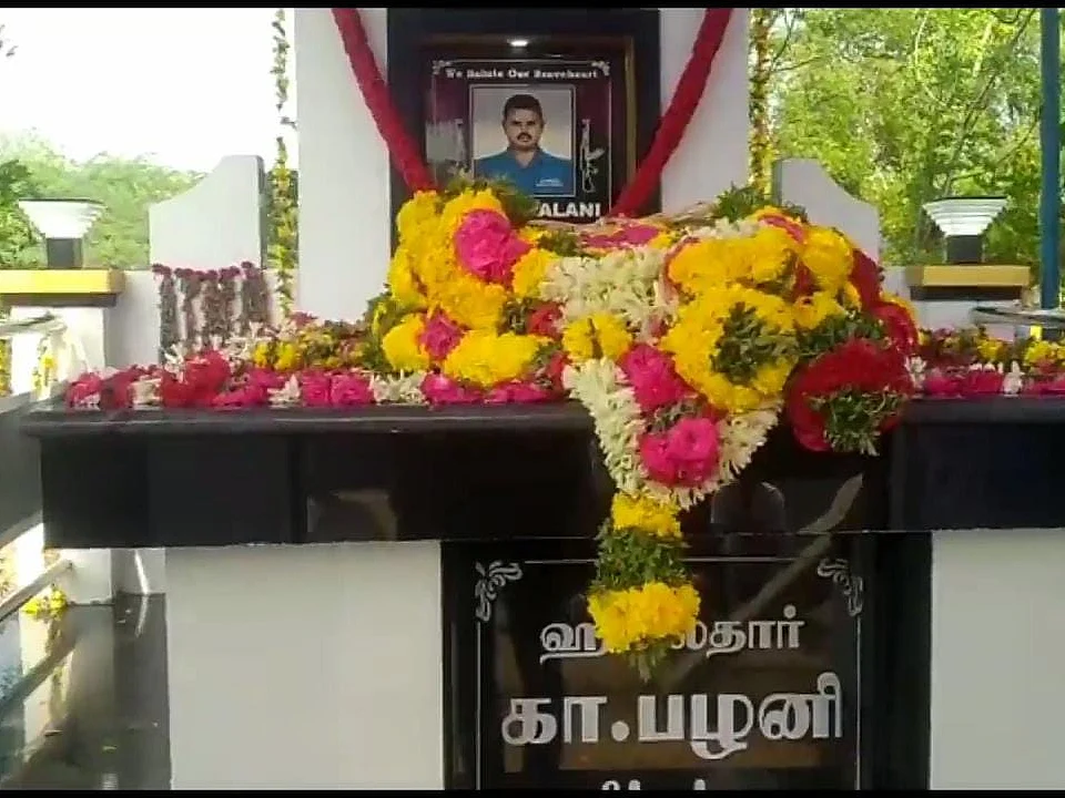 ராணுவ வீரர் பழனிக்கு நினைவிடம் திறப்பு: மனைவி,குழந்தைகளுக்கு அனுமதி மறுப்பு - நடந்தது என்ன?!