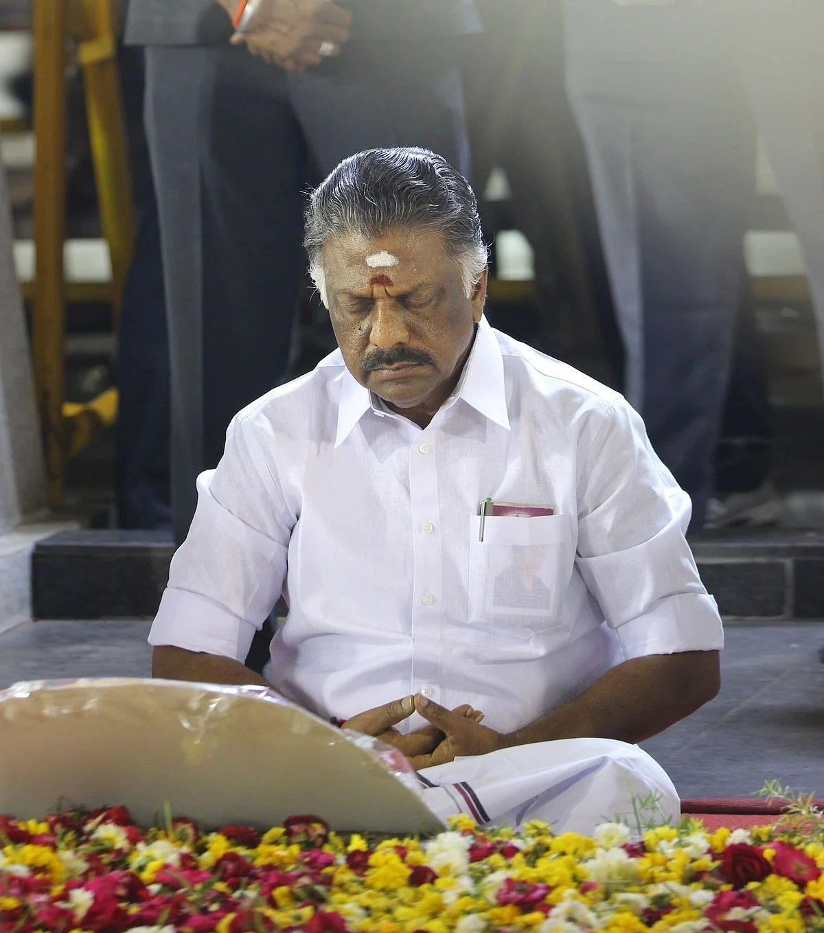 ஜெயலலிதா சமாதியில் பன்னீர் தர்மயுத்தம்