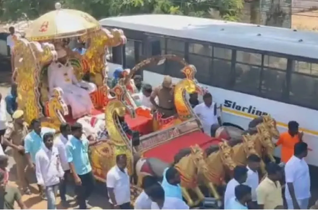 சாரட் வண்டியில் ஜான்பாண்டியன்