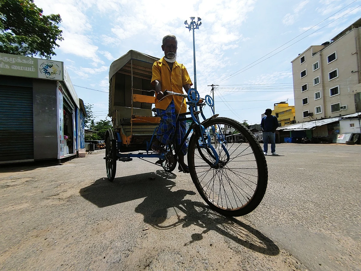 ரிக்ஷாவுடன் தீனதயாளன்
