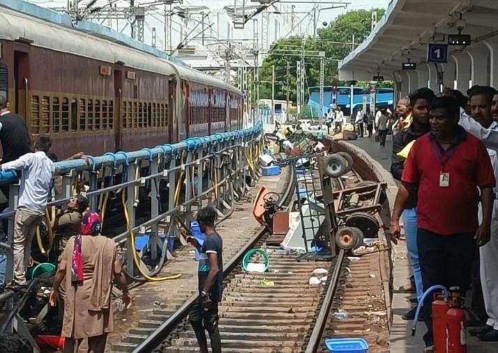 செகந்தரபாத் ரயில் நிலையத்தில் ரயிலுக்கு தீ வைப்பு