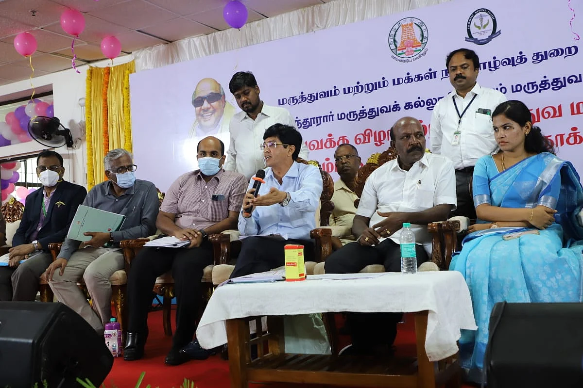 சுகாதாரத்துறை அதிகாரிகள்