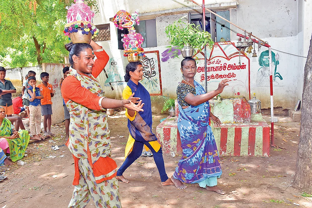 ‘`எனக்கு 65 வயசு, என் ஆட்டத்துக்கு 52 வயசு!” - திருநங்கை தருமம்மா