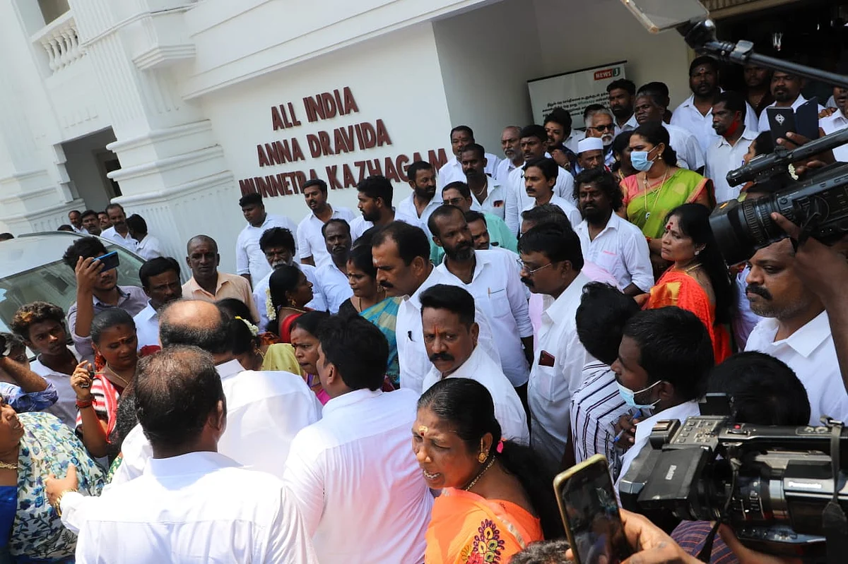 ஆர்ப்பாட்டத்தில் தொண்டர்கள்