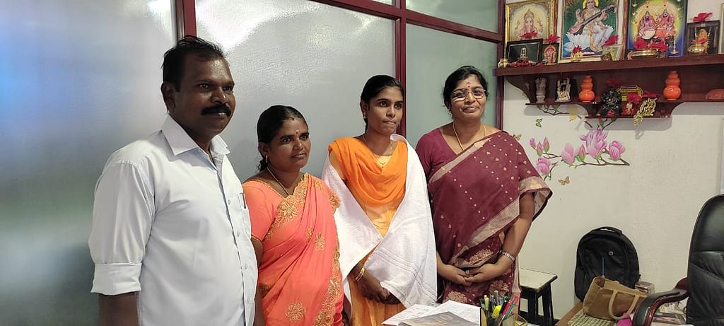 தலைமை ஆசிரியை உடன் மாணவி துர்கா