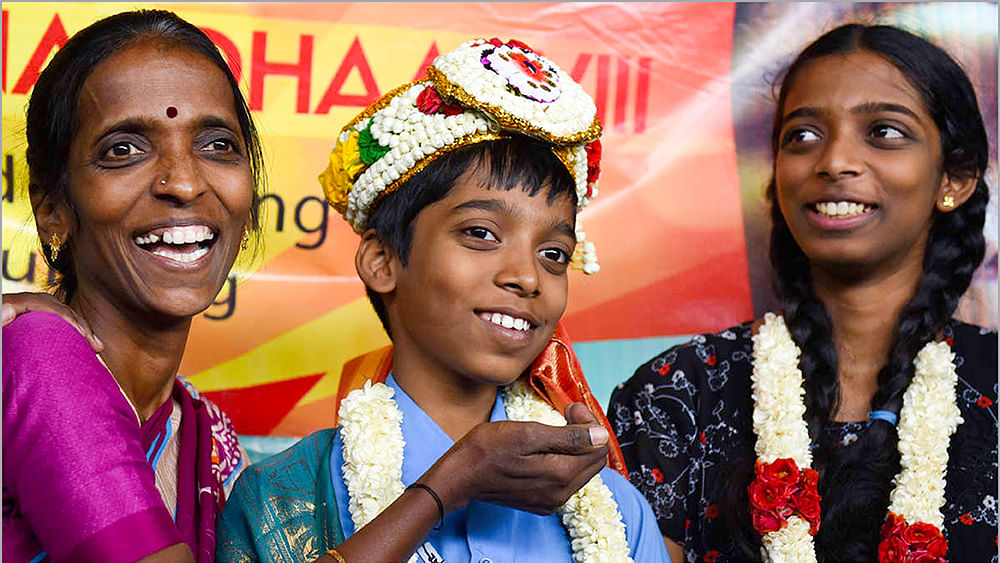 அம்மா, அக்காவுடன் பிரக்யானந்தா