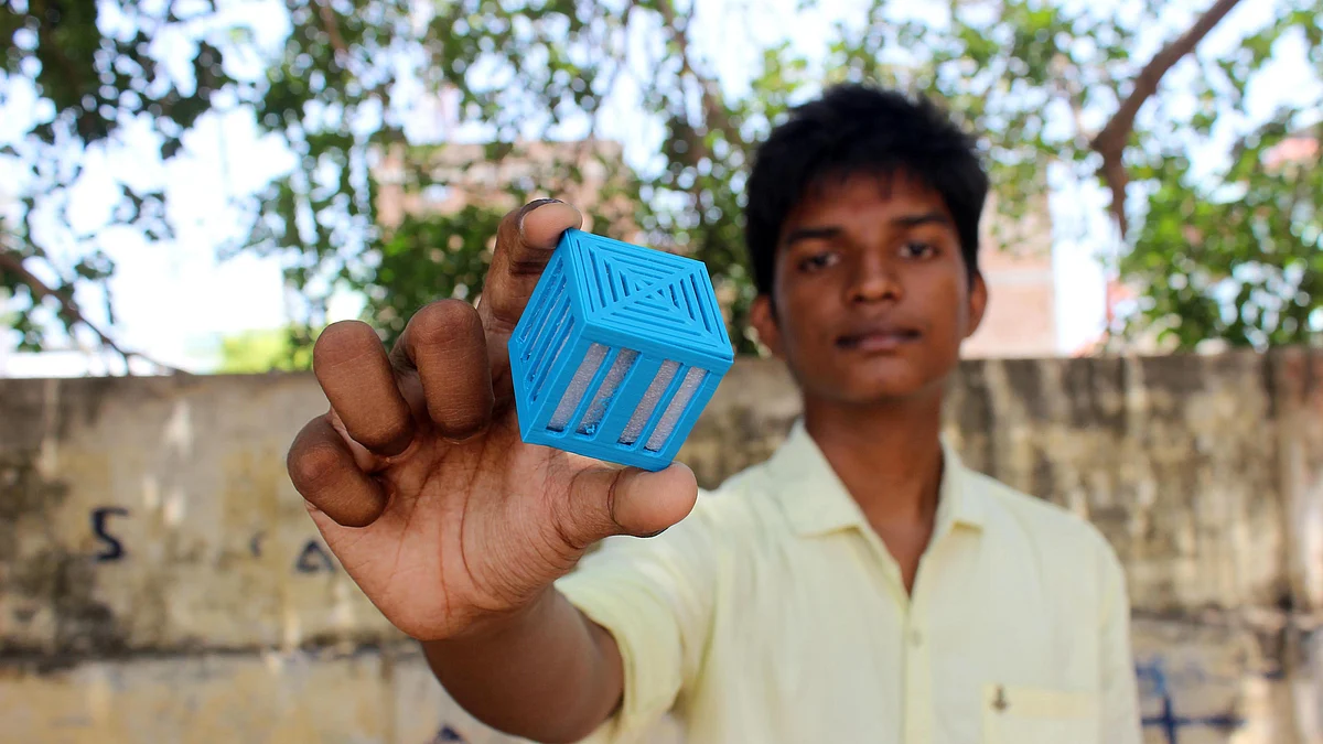 தனது உயிரியல் பரிசோதனைப் படைப்புடன் டிராவிட் ரஞ்சன்