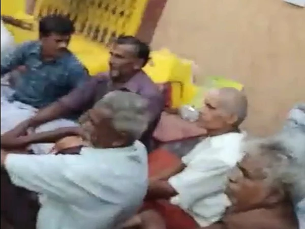 கிராம கமிட்டி கூட்டத்தில் பங்கேற்ற நிர்வாகிகள்