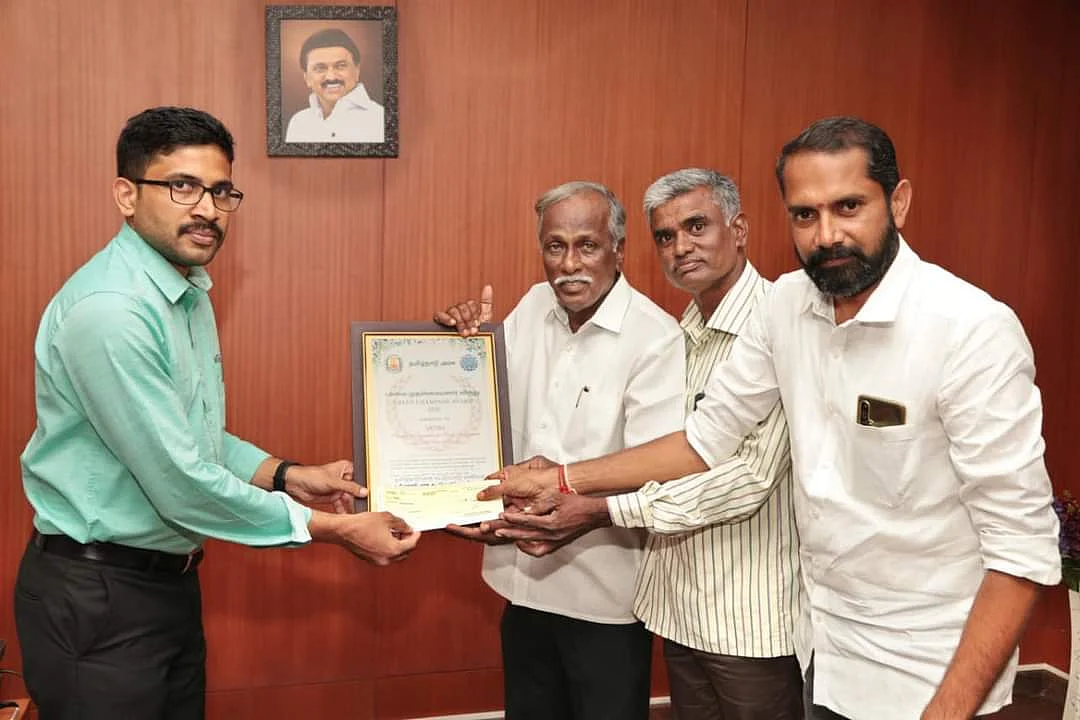திருப்பூர் ஆட்சியரிடம் பசுமை முதன்மையாளர் விருது பெற்ற வெற்றி அமைப்பினர்.