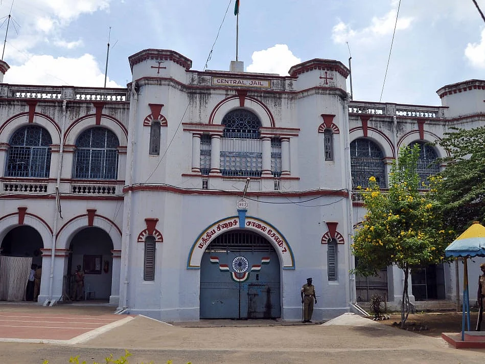 சேலம்: பரோலில் சென்ற கொலை வழக்கு தண்டனைக் கைதி தலைமறைவு; வார்டன் சஸ்பெண்ட் - நடந்தது என்ன?