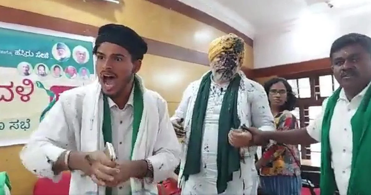 விவசாயிகளின் எதிர்ப்பு போராட்டத்தின் தலைவர் ராகேஷ் டிகைத் டிகாயிட் தாக்கப்பட்டபோது..
