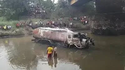 விபத்துக்குள்ளான லாரி