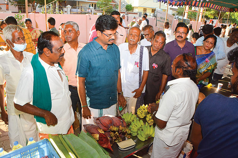 சந்தையைப் பார்வையிடும் ஜி.வி.செல்வம்