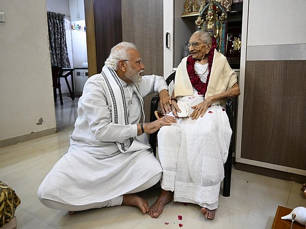 தாயாருடன் பிரதமர் மோடி