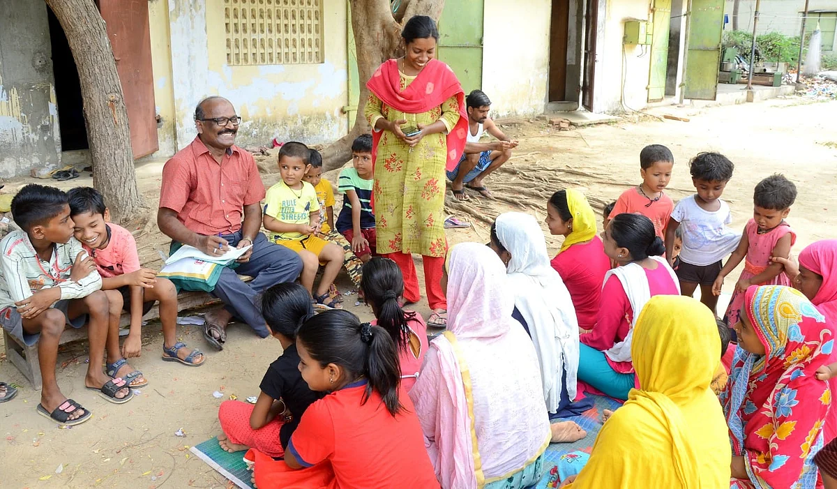 வடமாநில மாணவர்களின் குடும்பத்தினருடன் உரையாடும் தலைமை ஆசிரியர்