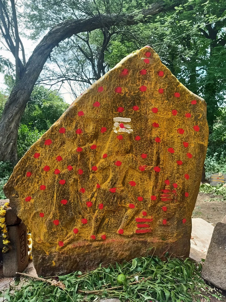எடுத்தனூர் நடுகல்