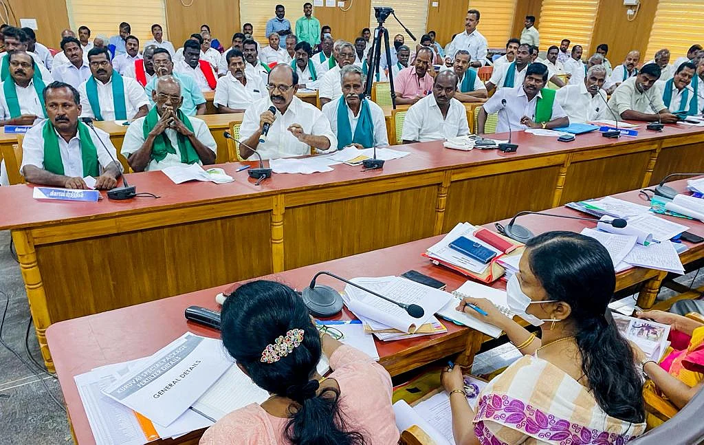 குறுவை சாகுபடி குறித்த கூட்டத்தில் விவசாயிகள்