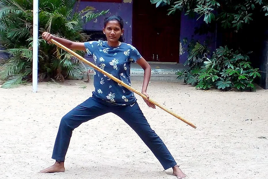 சிலம்பம் சுற்றும் சிவானி