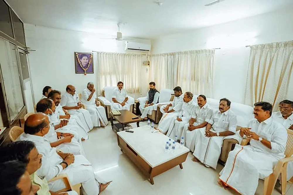 மிஸ்டர் கழுகு: ‘எங்களுக்கு அ.தி.மு.க இருக்க வேண்டும்..!’ - ஸ்டாலின் அக்கறை