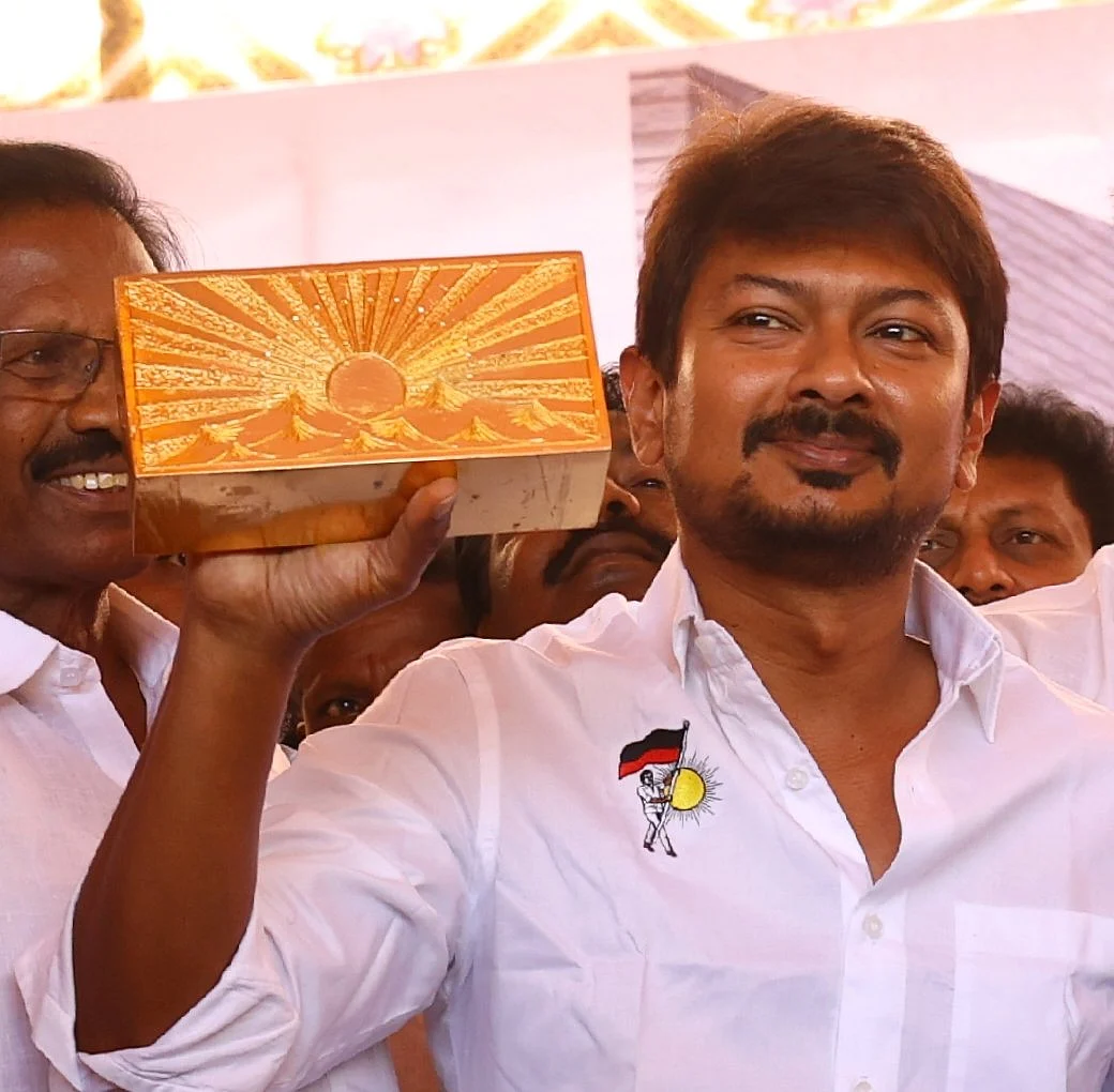 தங்க முலாம் பூசப்பட்ட செங்கல்லைக் காட்டும்
உதயநிதி ஸ்டாலின்