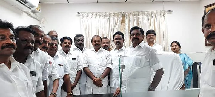 எடப்பாடி பழனிசாமியைச் சந்தித்த வைத்திலிங்கம் ஆதர்வாளர்கள்