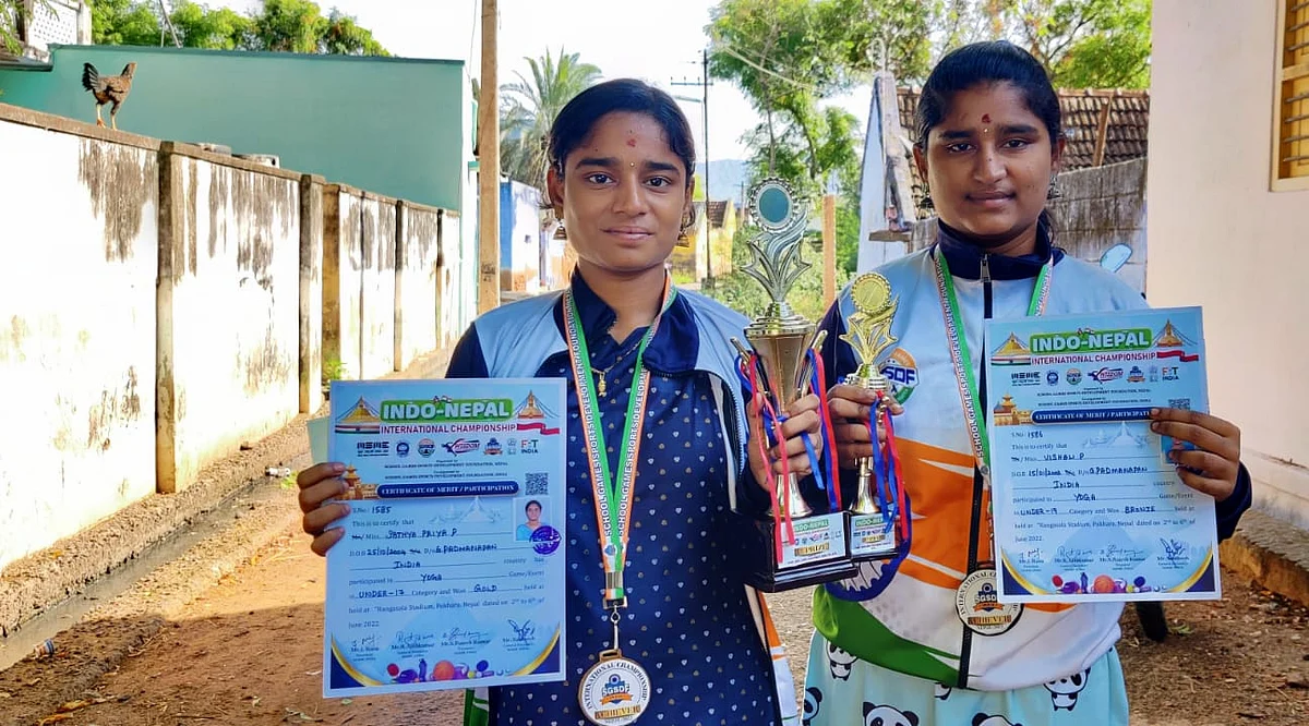 பதக்கங்கள் வென்ற சகோதரிகள் விஷாலி, சத்தியப்பிரியா