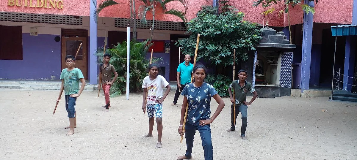 சிலம்ப பயிற்சியில்