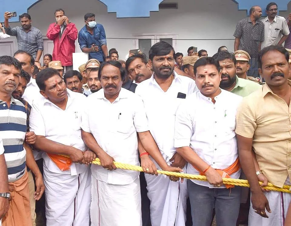 தேர் வடம்பிடித்து இழுக்கும் அமைச்சர் மனோ தங்கராஜ்,