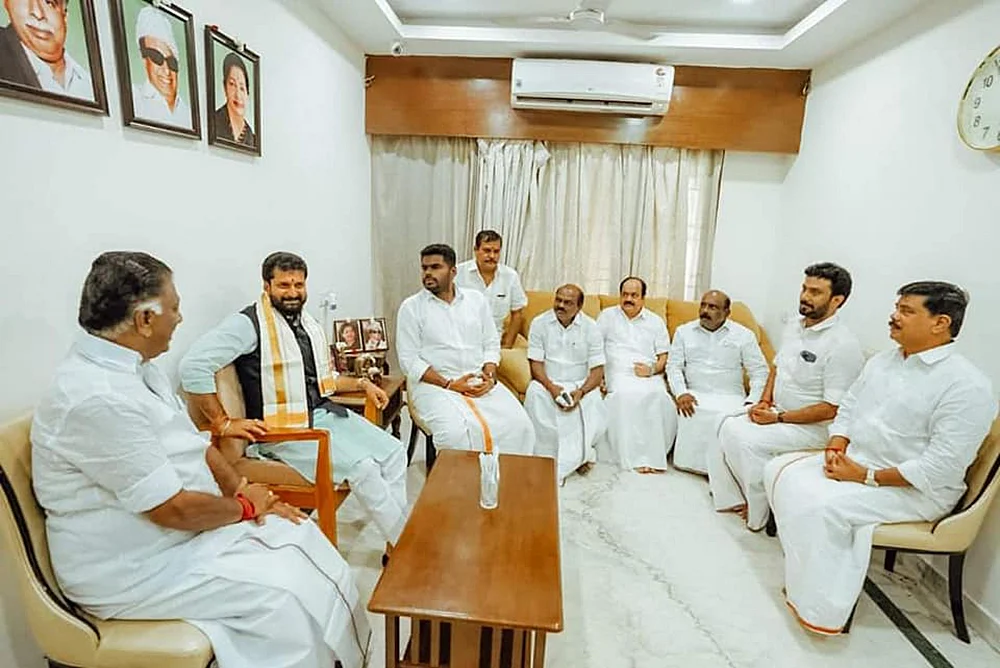 மிஸ்டர் கழுகு: ‘எங்களுக்கு அ.தி.மு.க இருக்க வேண்டும்..!’ - ஸ்டாலின் அக்கறை
