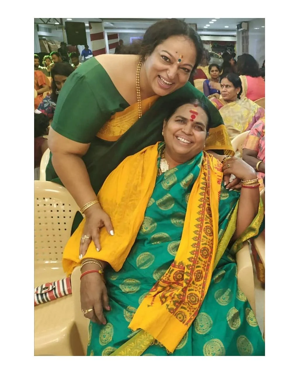 நடிகை நளினி மீனாட்சி அம்மாவுடன்