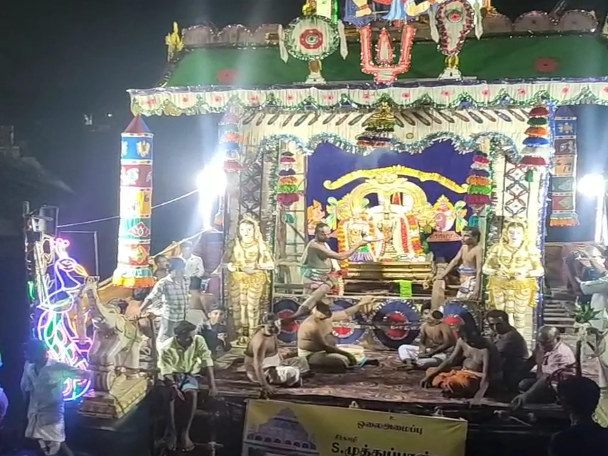 சீர்காழி: 16 ஆண்டுகளுக்குப் பின் நடந்த தெப்பத் திருவிழா - திரளான பக்தர்கள் தரிசனம்!
