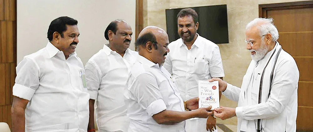 உறுமும் அ.தி.மு.க... உஷ்ணத்தில் பா.ம.க... உள்ளடி பா.ஜ.க - முக்கோண யுத்தம்!