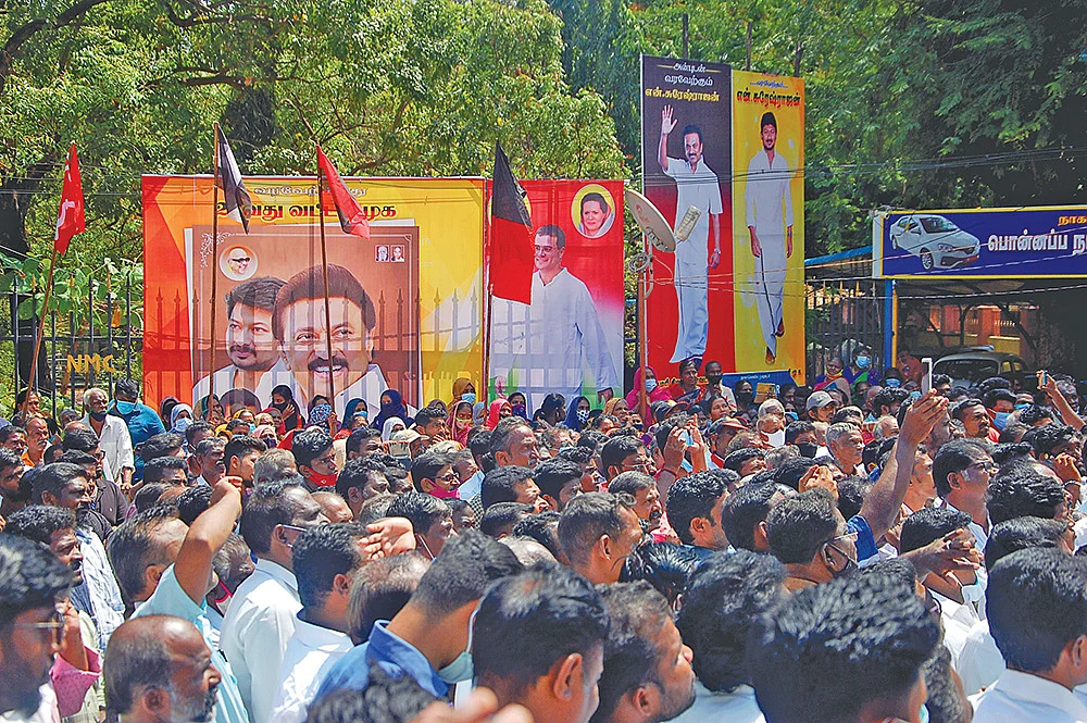 மீண்டும் தலைதூக்கும் பேனர் கலாசாரம்... முற்றுப்புள்ளி வைப்பாரா முதல்வர்?