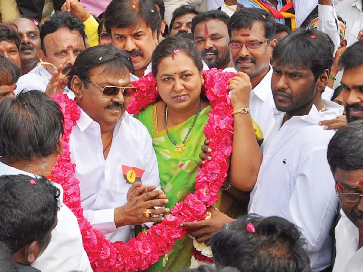நடையைக்கட்டும் தொண்டர்கள்... வேடிக்கை பார்க்கும் பிரேமலதா?