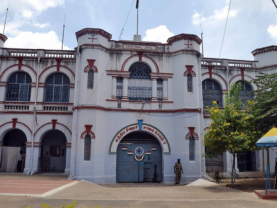 கைதுக்குக் காத்திருந்த போலீஸார்; ரெளடியைத் தப்பிக்கவிட்ட வார்டன்கள் சஸ்பெண்ட் - சேலத்தில் பரபரப்பு