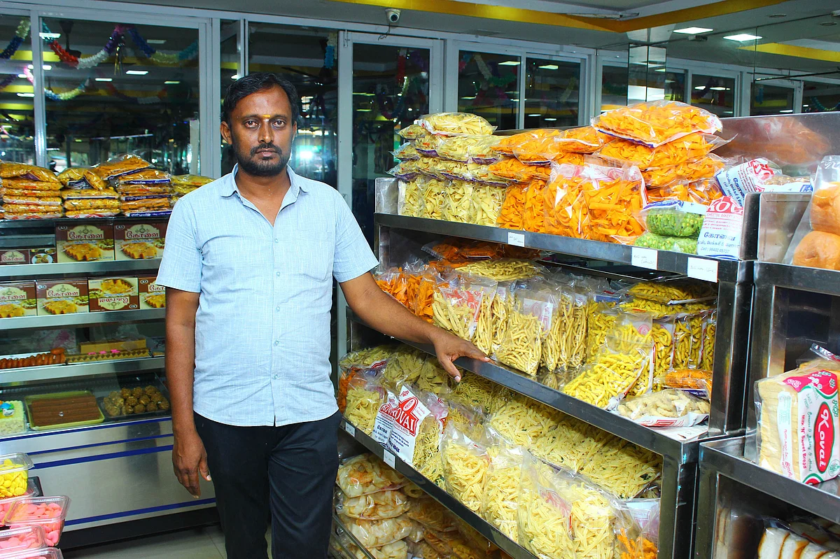 பேக்கரியில் முருகானந்தன்