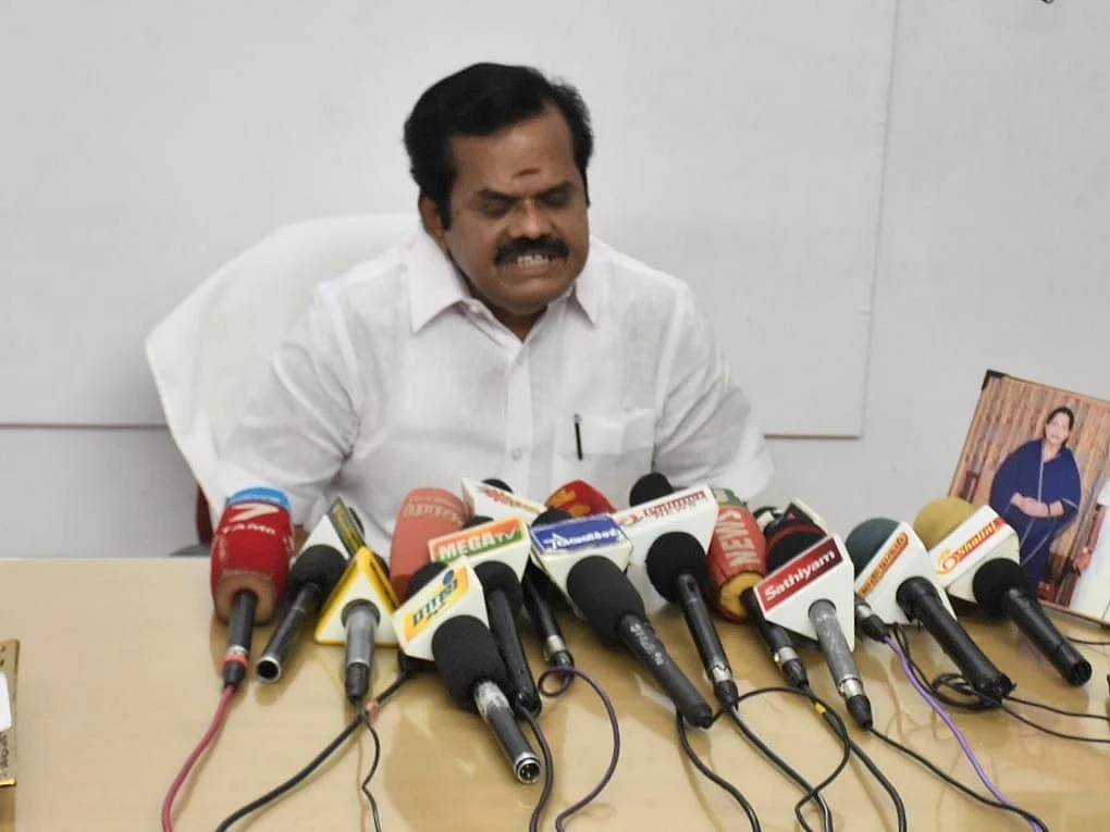 ``ஸ்டாலின், சசிகலா, தினகரனை நம்பி அரசியல் செய்கிறார் ஓ.பி.எஸ்” - அதிமுக முன்னாள் அமைச்சர் பரஞ்சோதி