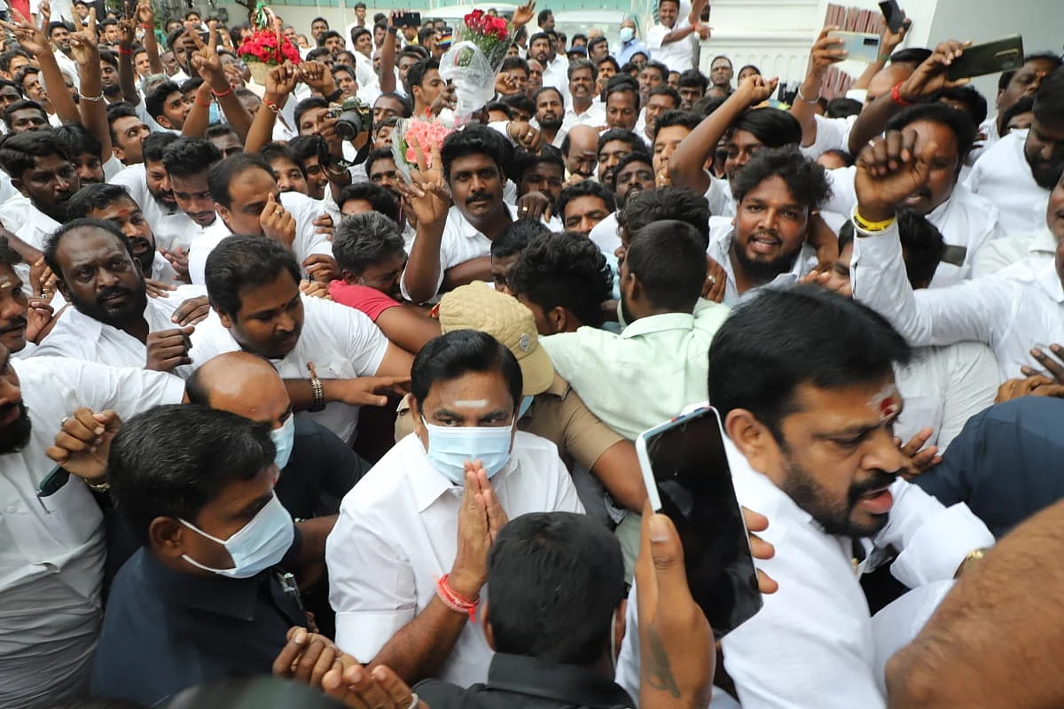 அதிமுக அலுவலகத்தில் எடப்பாடி