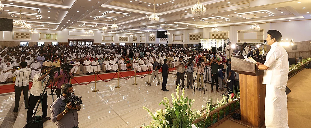 மிஸ்டர் கழுகு: ‘எங்களுக்கு அ.தி.மு.க இருக்க வேண்டும்..!’ - ஸ்டாலின் அக்கறை