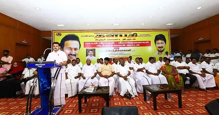 கூட்டத்தில் பேசும் செந்தில் பாலாஜி