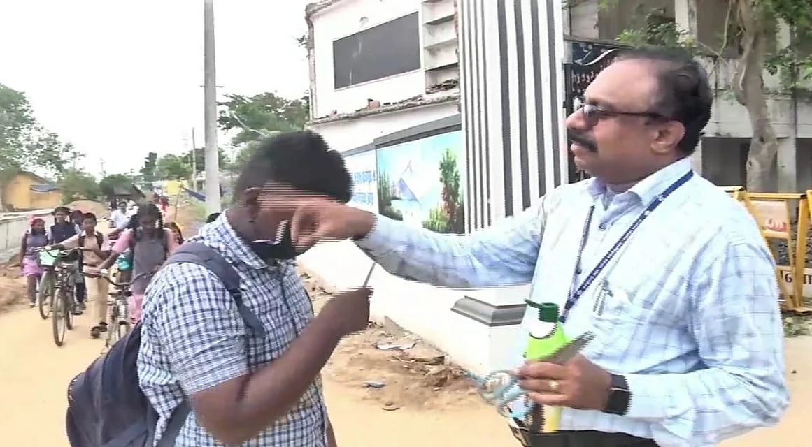 சிகை திருத்தம் செய்யும் தலைமை ஆசிரியர்