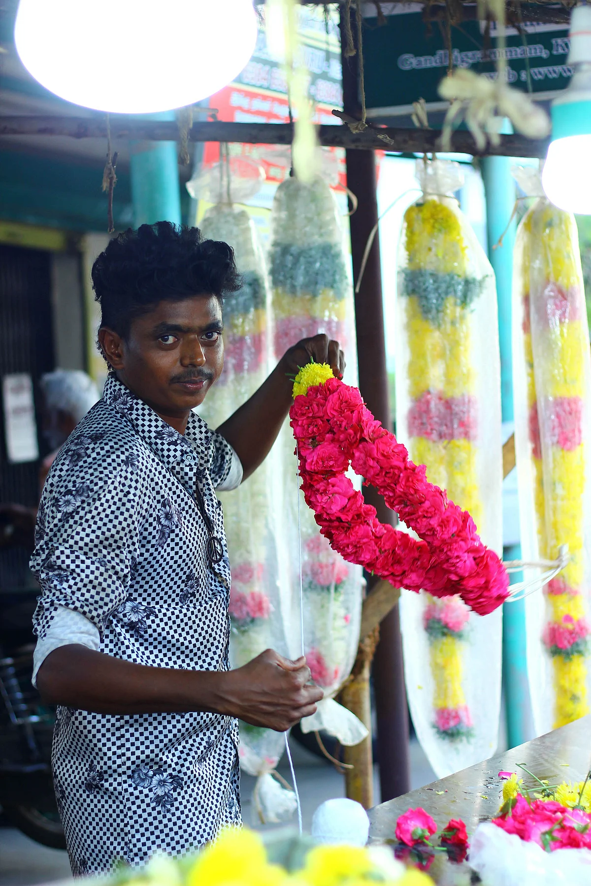 பூக்கடையில் நவீன்ராஜ்