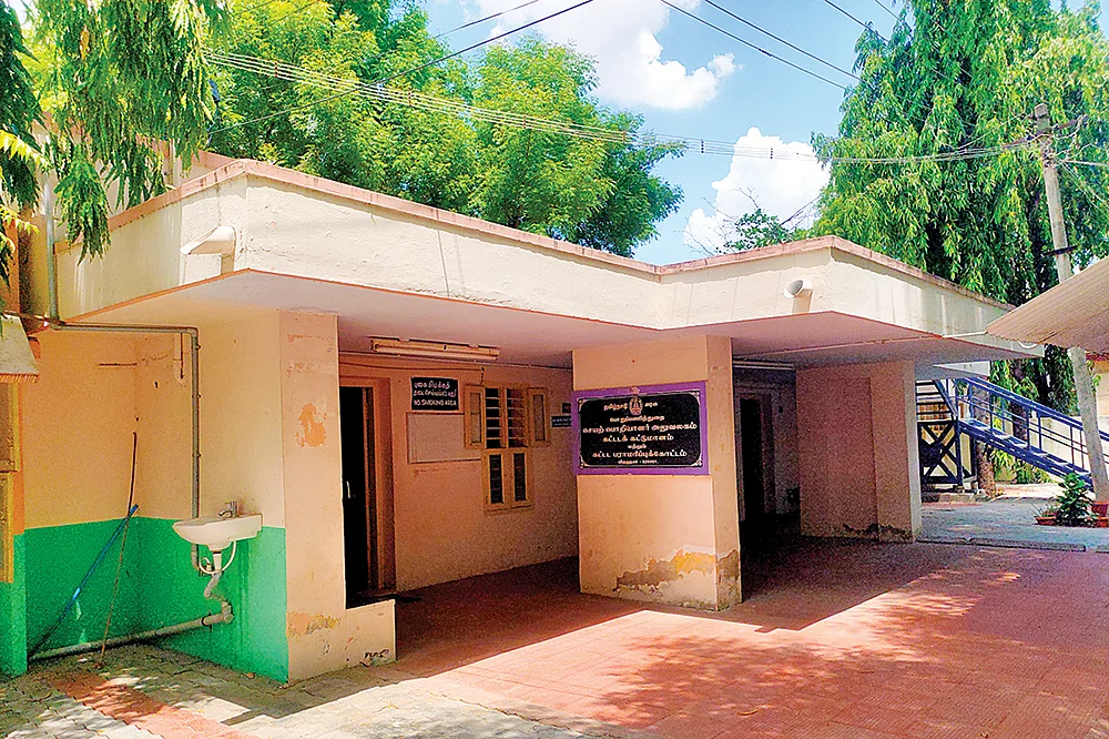 “டாய்லெட்டைப் பயன்படுத்தினால் அறுத்துடுவோம்” - அரசு ஊழியருக்கு நேர்ந்த தீண்டாமைக் கொடுமை!