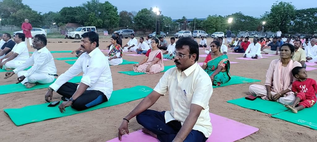யோகா பயிற்சியில் இயக்குநர் பேரரசு