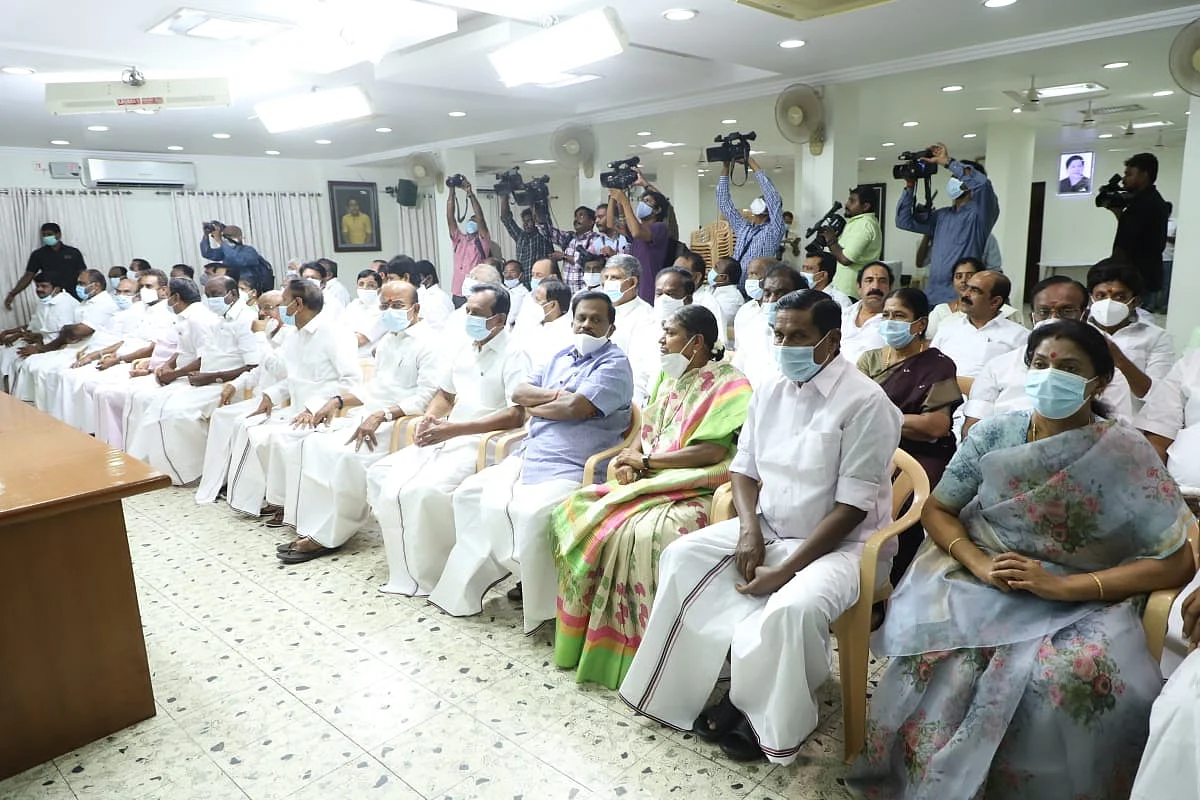 அதிமுக