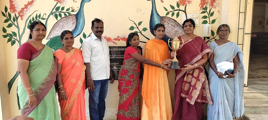 ஆசிரியைகளுடன் மாணவி துர்கா