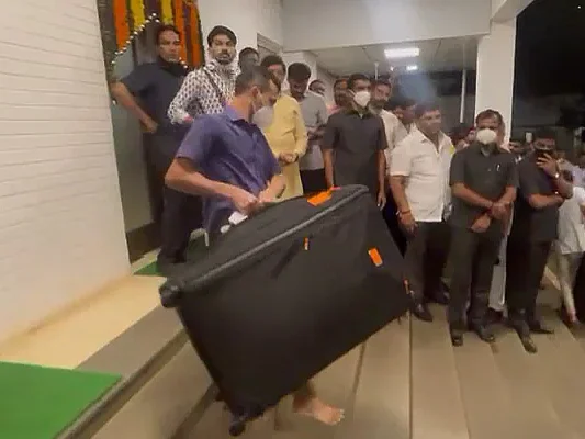 மகாராஷ்டிரா: சமரச முயற்சி தோல்வி; அரசு இல்லத்தை காலி செய்த முதல்வர் உத்தவ் தாக்கரே!