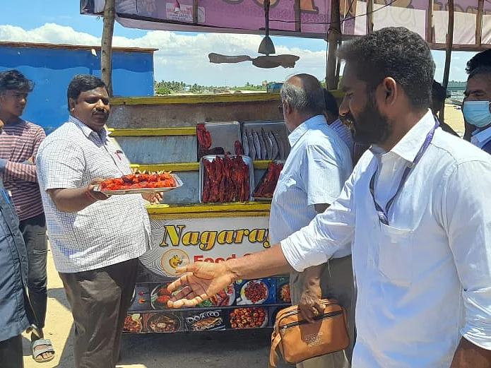 வேளாங்கண்ணி: கடைகளில் அழுகிய மீன்கள், இறைச்சிகள் - உணவு பாதுகாப்புத்துறை அதிகாரிகள் அதிரடி