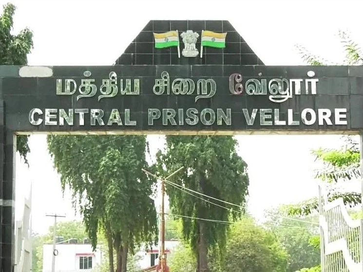 கைதிகளுக்கு கஞ்சா சப்ளை; சிக்கிய தலைமைக் காவலர்... தொடர் சர்ச்சையில் வேலூர் சிறை!
