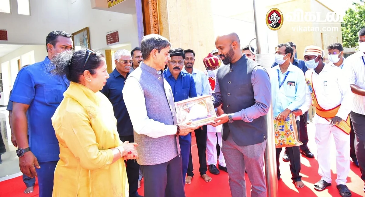 ஆளுநருக்கு நினைவு பரிசு வழங்கிய ஆட்சியர்